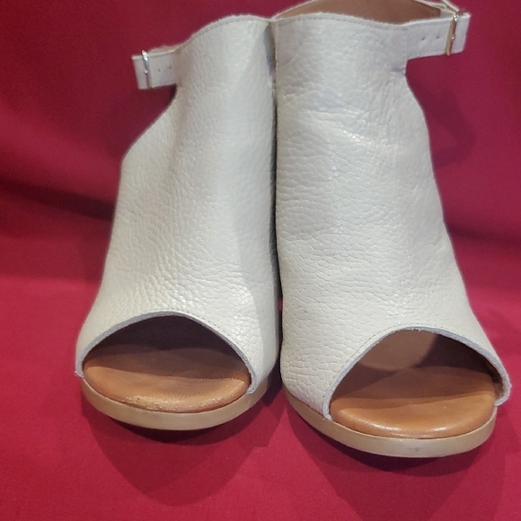 l'artigiano lucchese Italian Cream and Tan Peep-Toe Heels with Chunky Heel - Picture 4 of 10